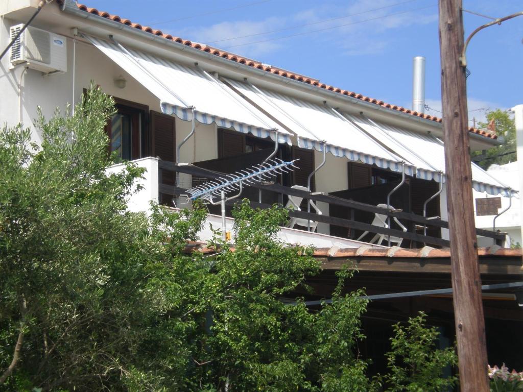 una casa con toldo blanco en un balcón en Salonikios, en Pteleós