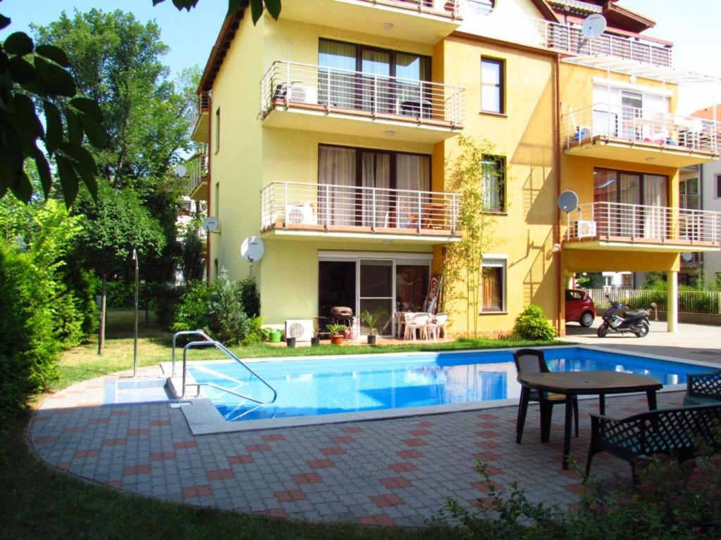 ein Haus mit einem Pool vor einem Gebäude in der Unterkunft Princess Luxus Apartman in Siófok