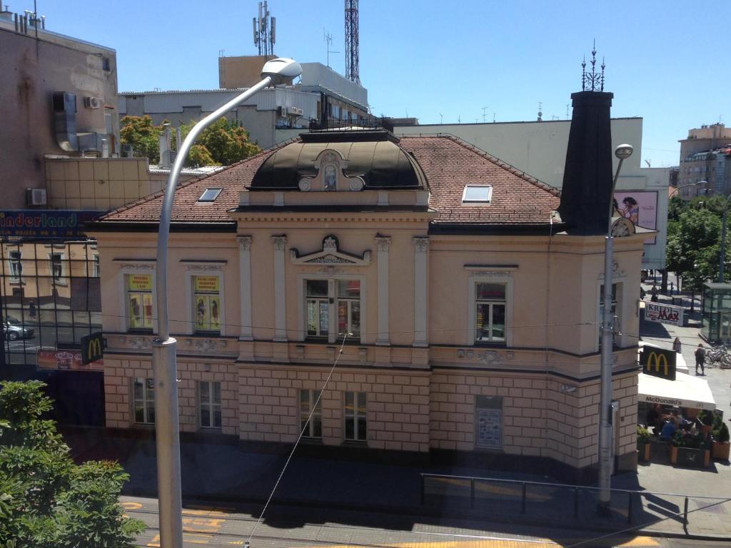 een oud bakstenen gebouw met een dak op een stadsstraat bij Sobe-Rooms Kvatric in Zagreb