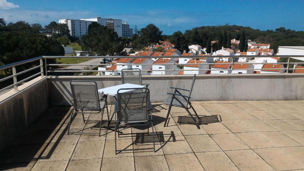 アルブフェイラにあるLovely Studio Marta on the beach Falesia, Albufeiraの屋根に座るテーブルと椅子
