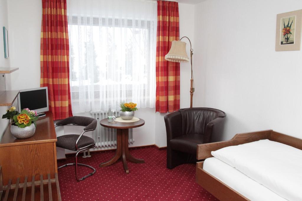 Postel nebo postele na pokoji v ubytování Hotel an der Sonne & Restaurant Zum Schneiger