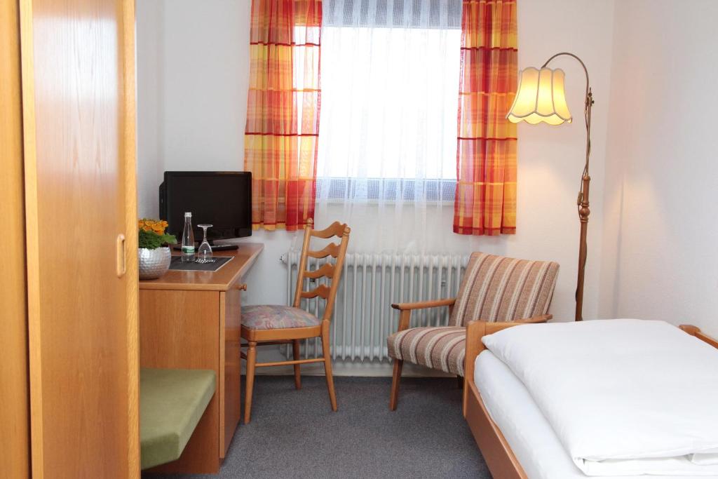 Postel nebo postele na pokoji v ubytování Hotel an der Sonne & Restaurant Zum Schneiger