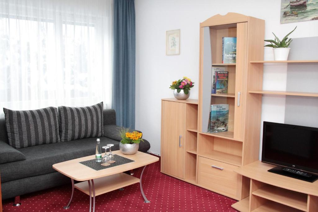 TV a/nebo společenská místnost v ubytování Hotel an der Sonne & Restaurant Zum Schneiger