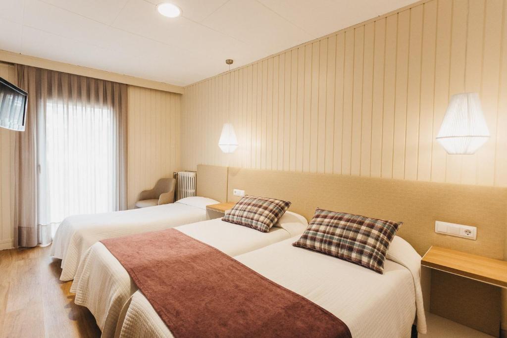 Postel nebo postele na pokoji v ubytování Hotel Catalunya Ribes de Freser