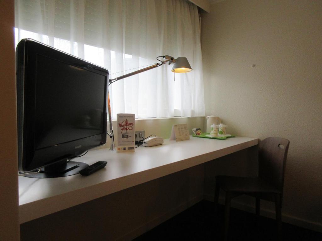 TV a/nebo společenská místnost v ubytování Campanile Bayeux
