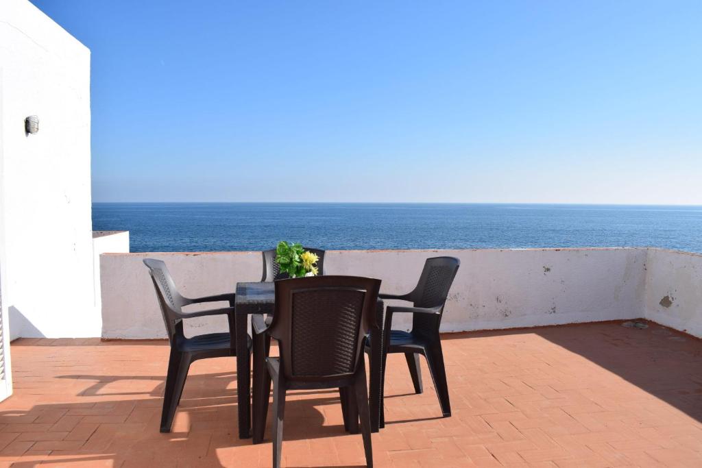 ラメトリャ・デ・マールにあるCalafate 5 Con Vistas Al Marの海を背景にテーブルと椅子