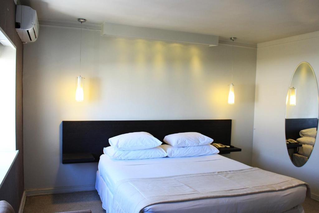 Una cama o camas en una habitación de Hotel Las Terrazas Business