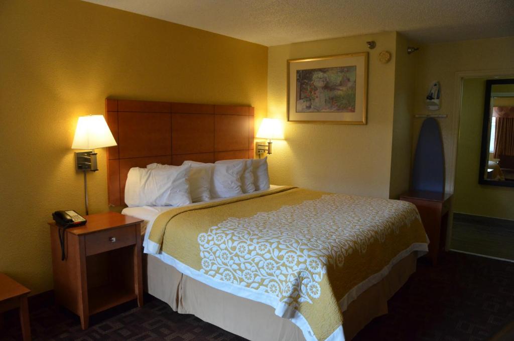 Days Inn by Wyndham Airport Nashville East photo