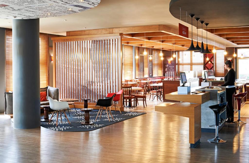 Um restaurante ou outro lugar para comer em ibis Sorocaba