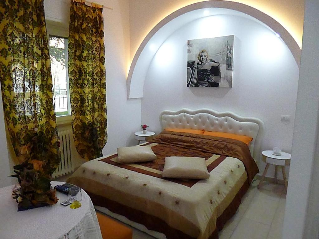 - une chambre avec un grand lit et un plafond voûté dans l'établissement Siberia Rooms, à Vérone