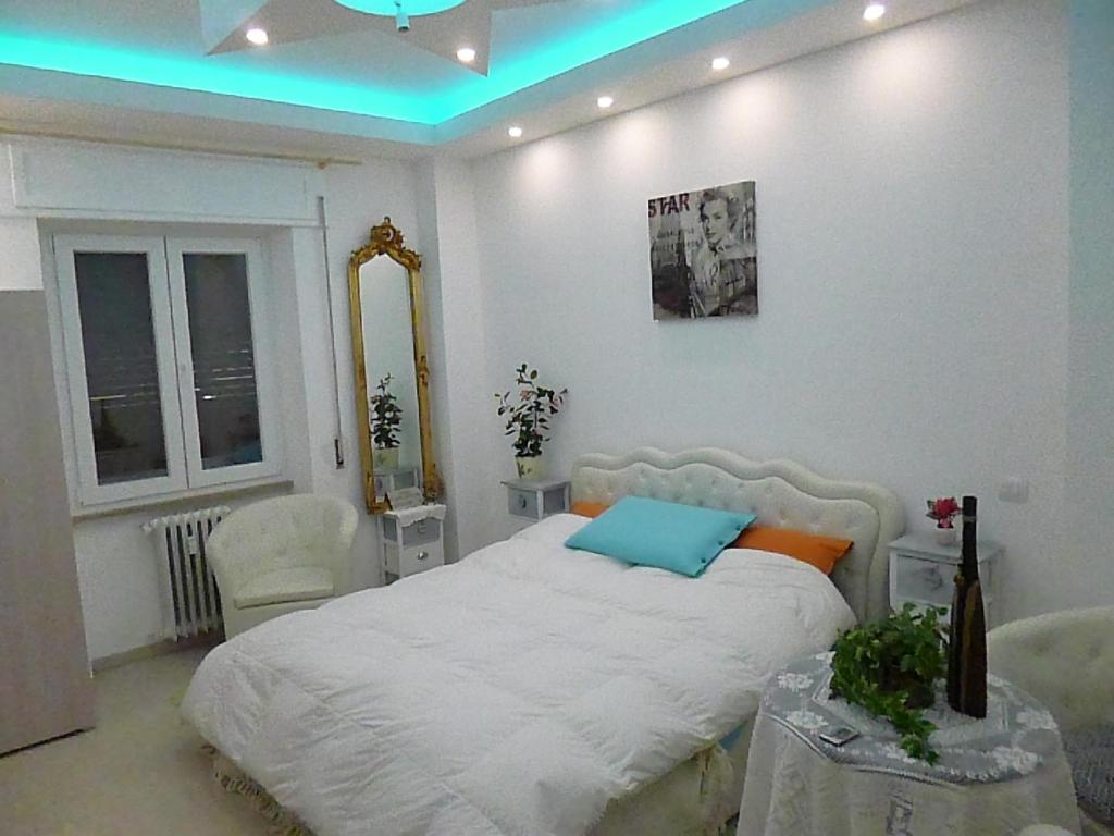 Postel nebo postele na pokoji v ubytování Monaco Rooms