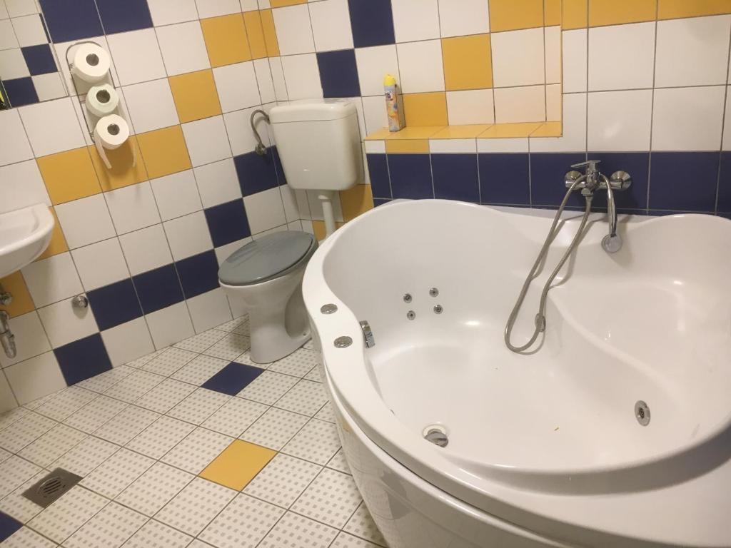 Łazienka w obiekcie Roland Motel