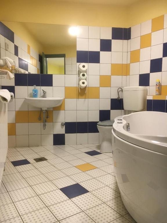 Łazienka w obiekcie Roland Motel