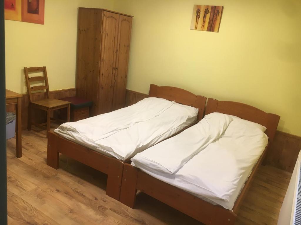 Łóżko lub łóżka w pokoju w obiekcie Roland Motel