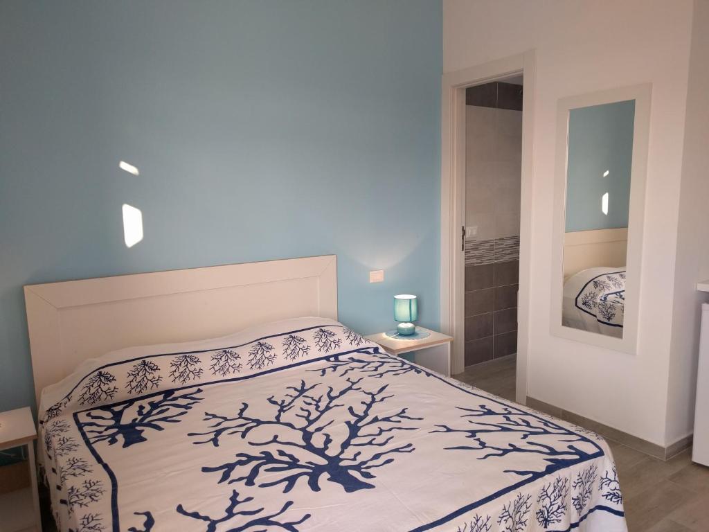 um quarto com uma cama e uma casa de banho em Camere Mare Manu em Porto Cesareo