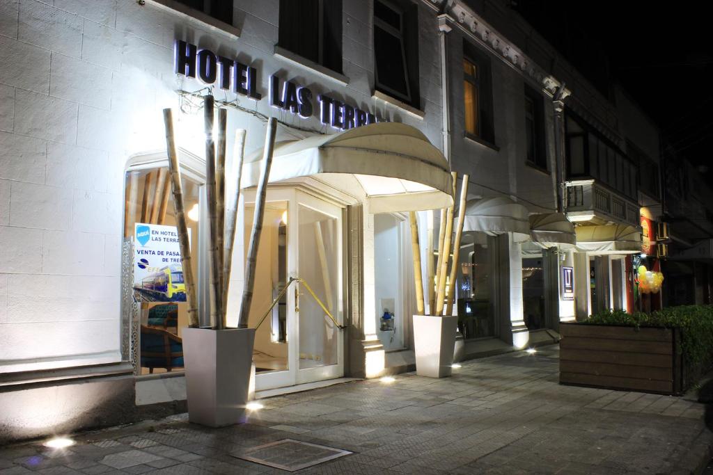 una tienda frente a un edificio con un cartel. en Hotel Las Terrazas Express en Chillán