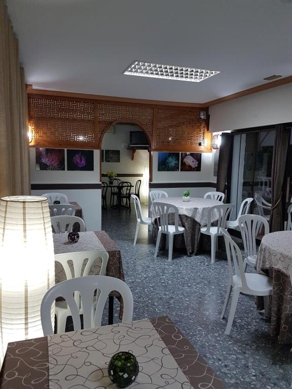 Reštaurácia alebo iné gastronomické zariadenie v ubytovaní Pension los Verdiales
