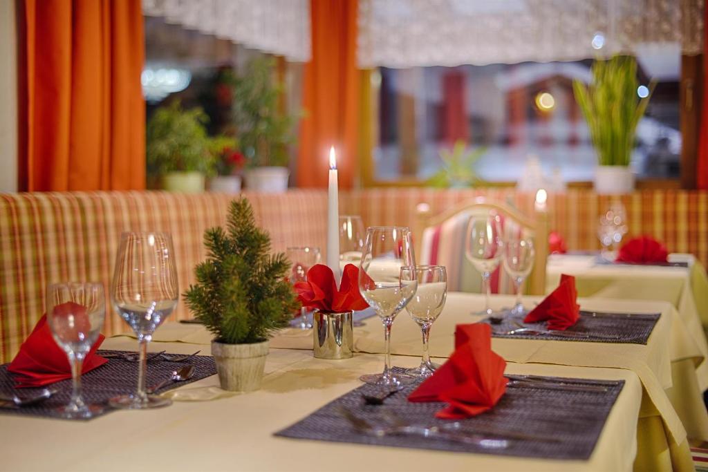 Restauracja lub miejsce do jedzenia w obiekcie Martinshof berg herz hotel