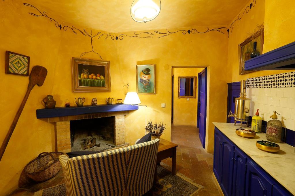 Hostal Blau - Habitación Triple Con Chimenea