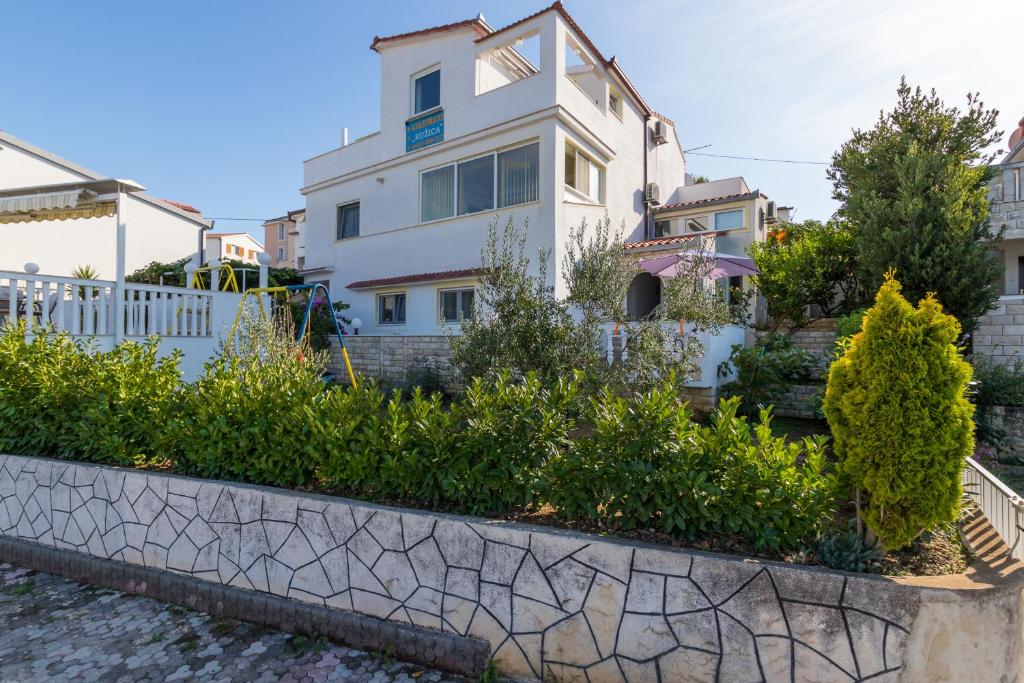 Seaview Apartment Rose
