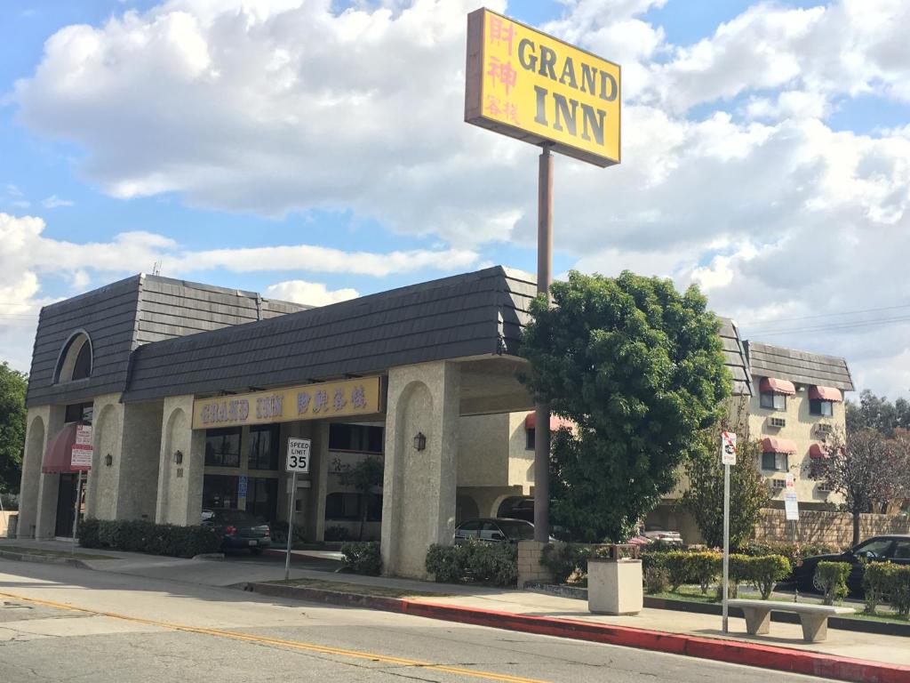 a grand limit sign in front of a store at Grand Inn財神客棧 in Monterey Park