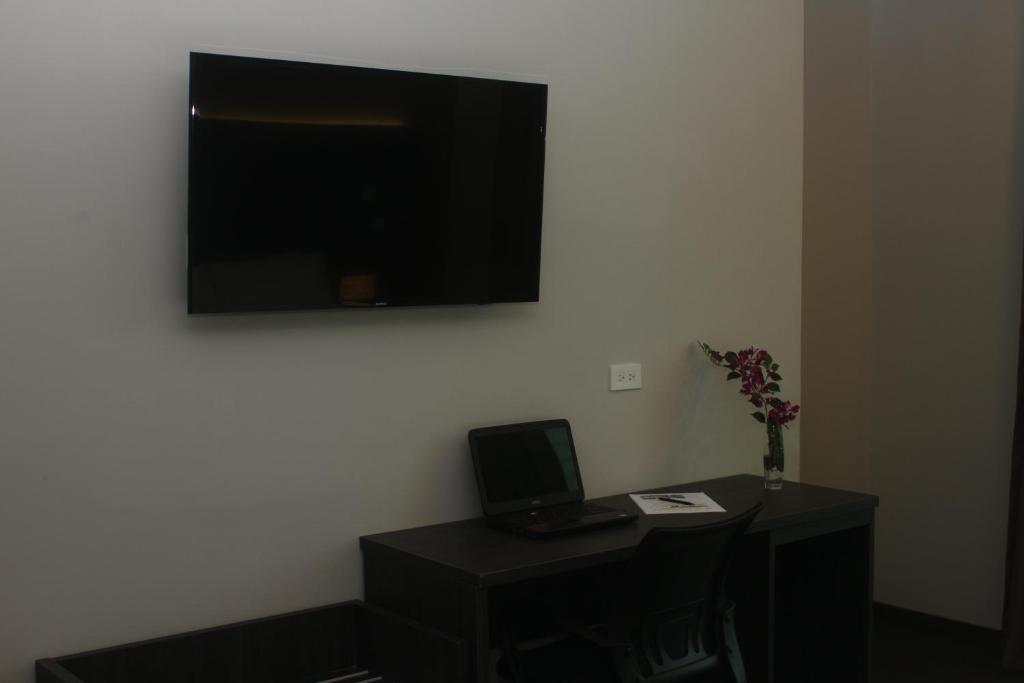 TV a/nebo společenská místnost v ubytování Innfiniti Hotel & Suites