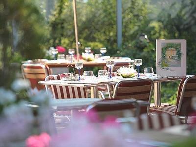 - une table avec des verres de vin dans l'établissement Hôtel Restaurant Au Relais D'Alsace, à Rouffach
