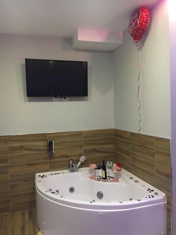Uma televisão e/ou sistema de entretenimento em Hotel Golden