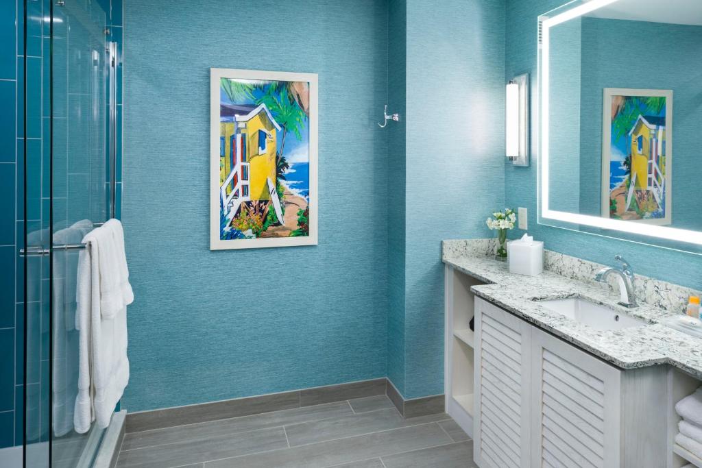 Margaritaville Resort Gatlinburg - King Deluxe With Sleeper Sofa