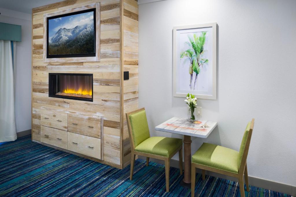 Margaritaville Resort Gatlinburg - King Pool Facing Guest Room