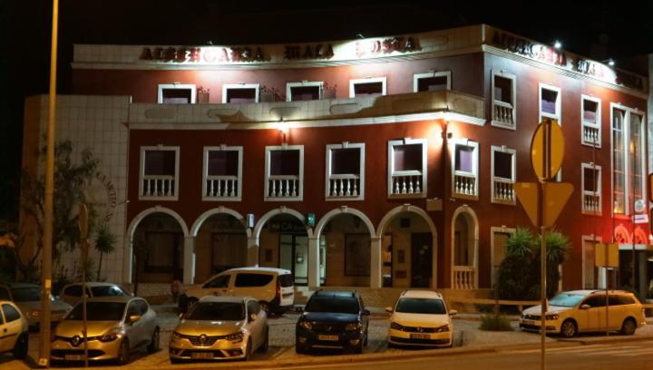 un grupo de coches estacionados frente a un edificio en Albergaria Malaposta, en Pegões