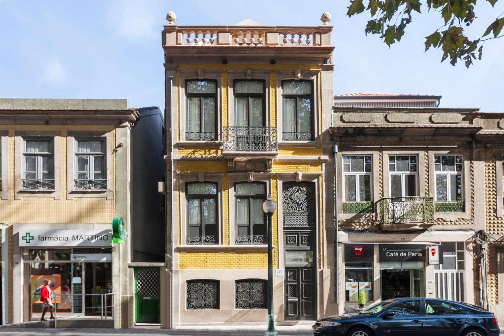 een gebouw in een straat met een auto voor de deur bij BO - Marquês Apartments in Porto