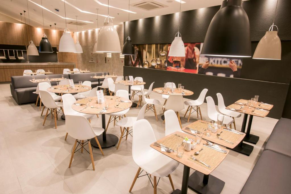 Restaurace v ubytování Hotel Ibis Cali Granada