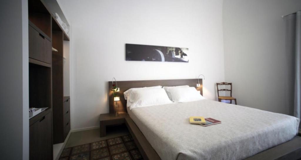 Een bed of bedden in een kamer bij Dimora Del Dragone