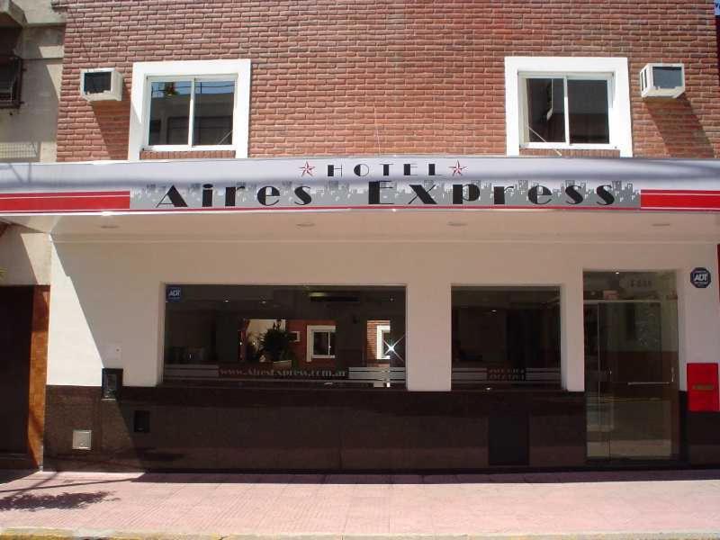 una tienda con un cartel en la parte delantera de un edificio en Aires Express en Buenos Aires