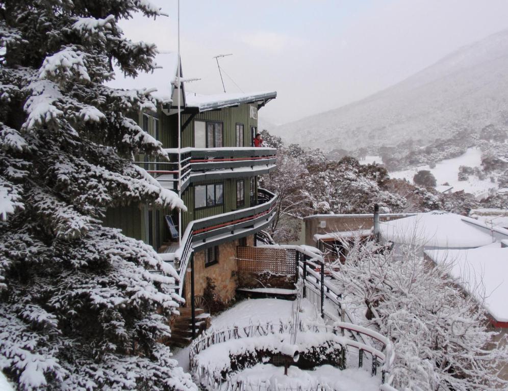 Kasees Apartments & Mountain Lodge during the winter