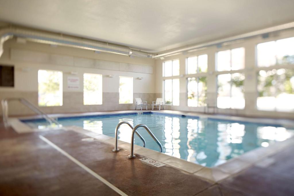 - une grande piscine dans un bâtiment dans l'établissement Hyatt Place Lubbock, à Lubbock