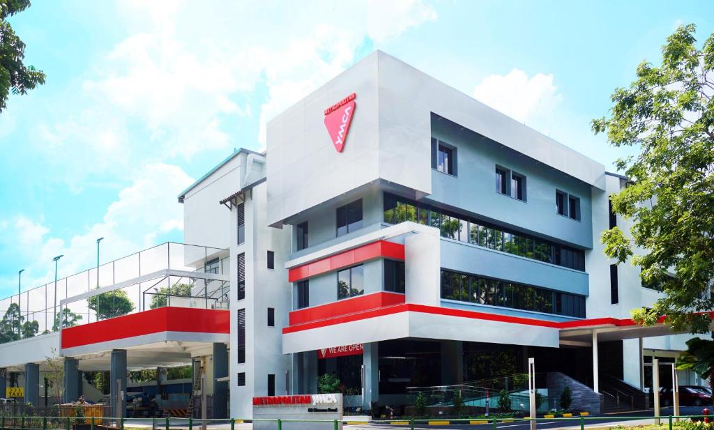un edificio bianco con un colore rosso e bianco di Metropolitan YMCA Singapore a Singapore