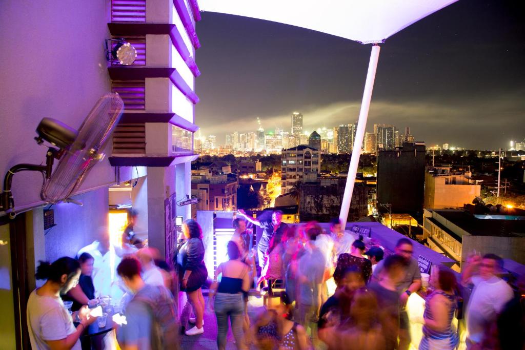 een groep mensen die op het balkon van een gebouw staan bij Z Hostel in Manilla