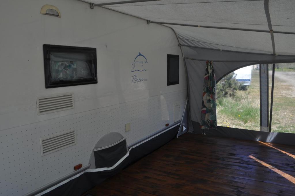 Fotografia z galérie ubytovania Nowoczesne przyczepy kempingowe Chałupy Royal-Camp v Chalupách