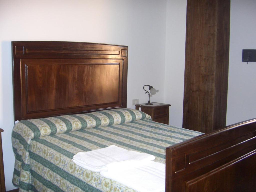 A bed or beds in a room at Villa Pascolo