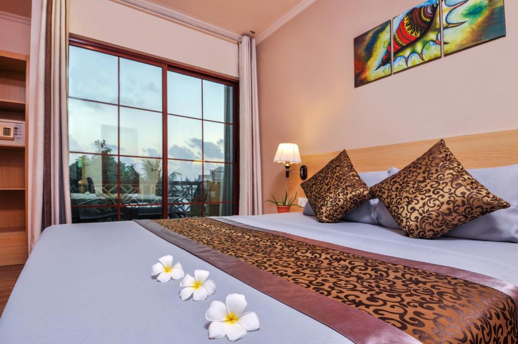 Postel nebo postele na pokoji v ubytování Triton Beach Hotel & Spa