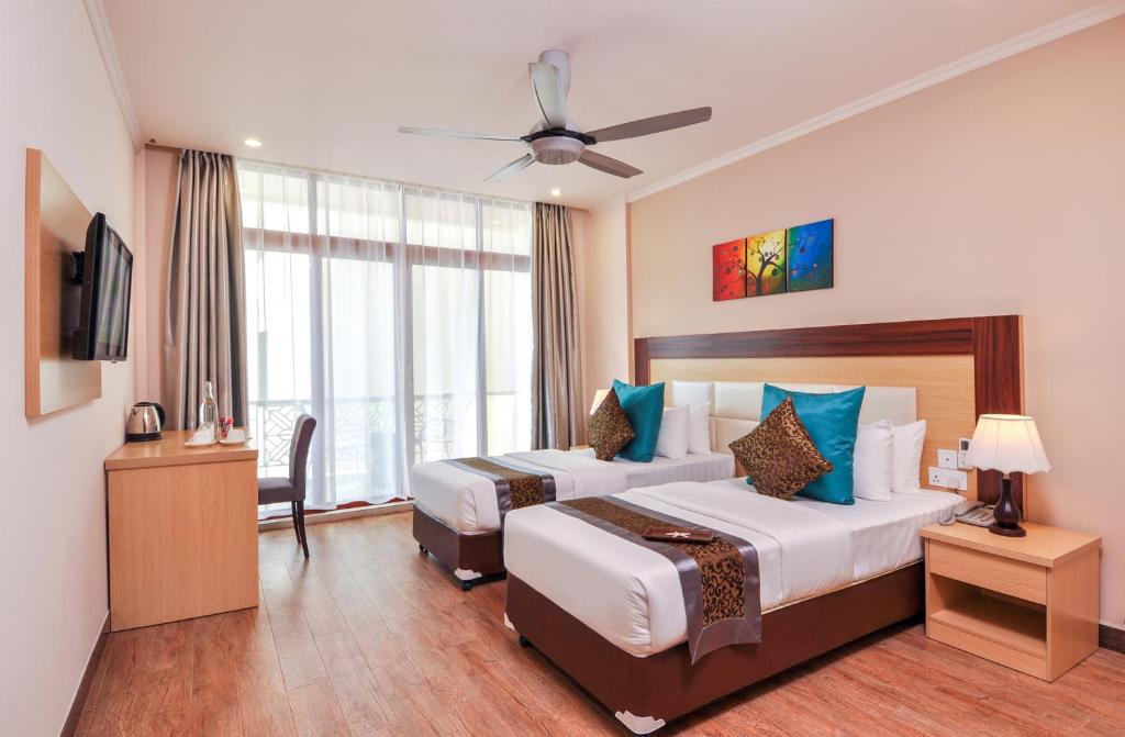 Postel nebo postele na pokoji v ubytování Triton Beach Hotel & Spa