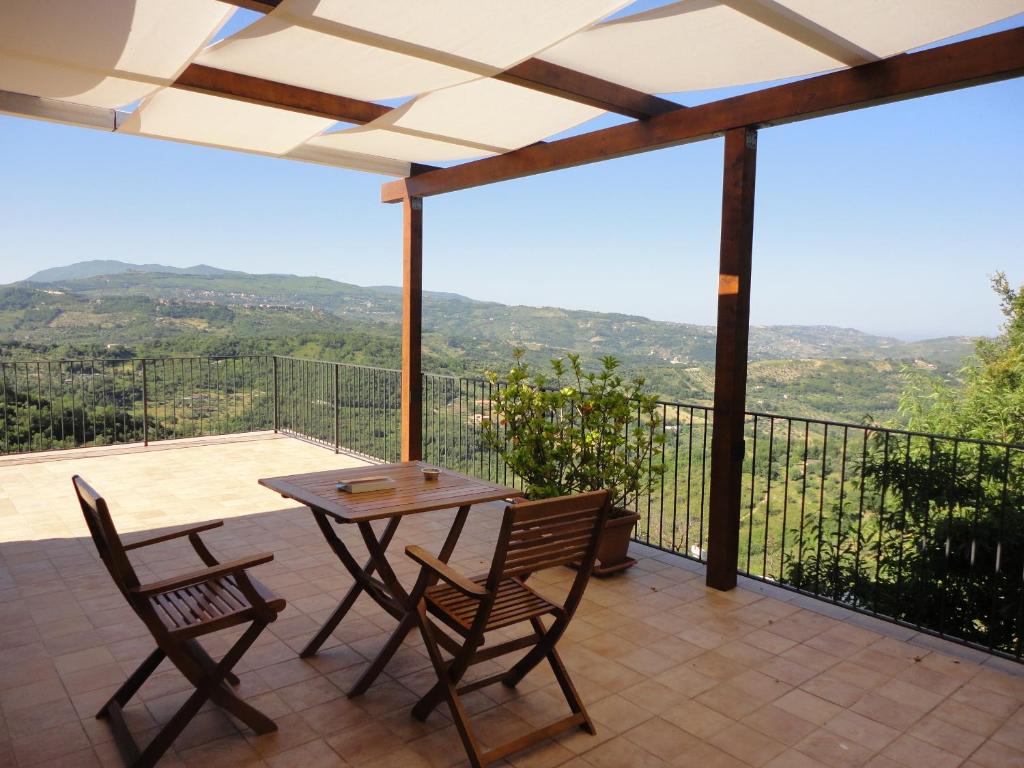 a patio with a table and chairs on a balcony at Casa Le Querce in Ogliastro Cilento