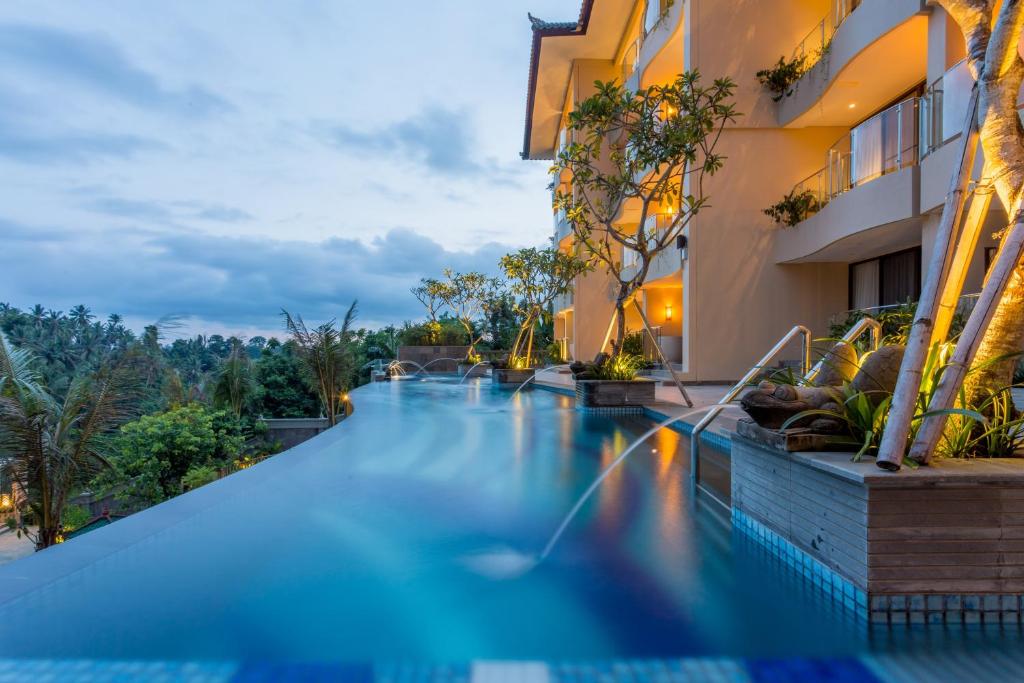 Het zwembad bij of vlak bij SereS Springs Resort & Spa, Singakerta