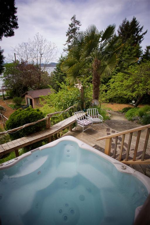 Zahrada ubytování Halfmoon Haven Beach Cottage or Oceanview Suite