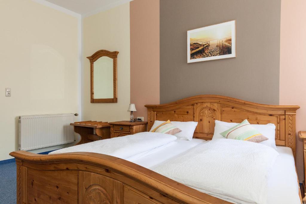 Postel nebo postele na pokoji v ubytování Garni Hotel Post