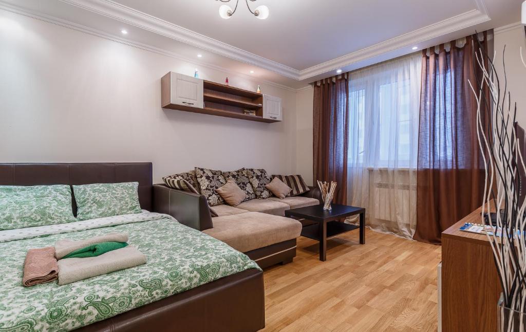 モスクワにあるFortEstate Novye Cheremushkiのリビングルーム(ベッド1台、ソファ付)