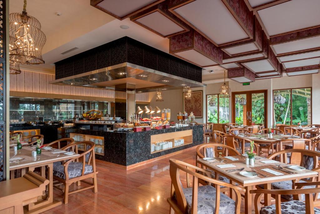 Restaurace v ubytování SereS Springs Resort & Spa, Singakerta