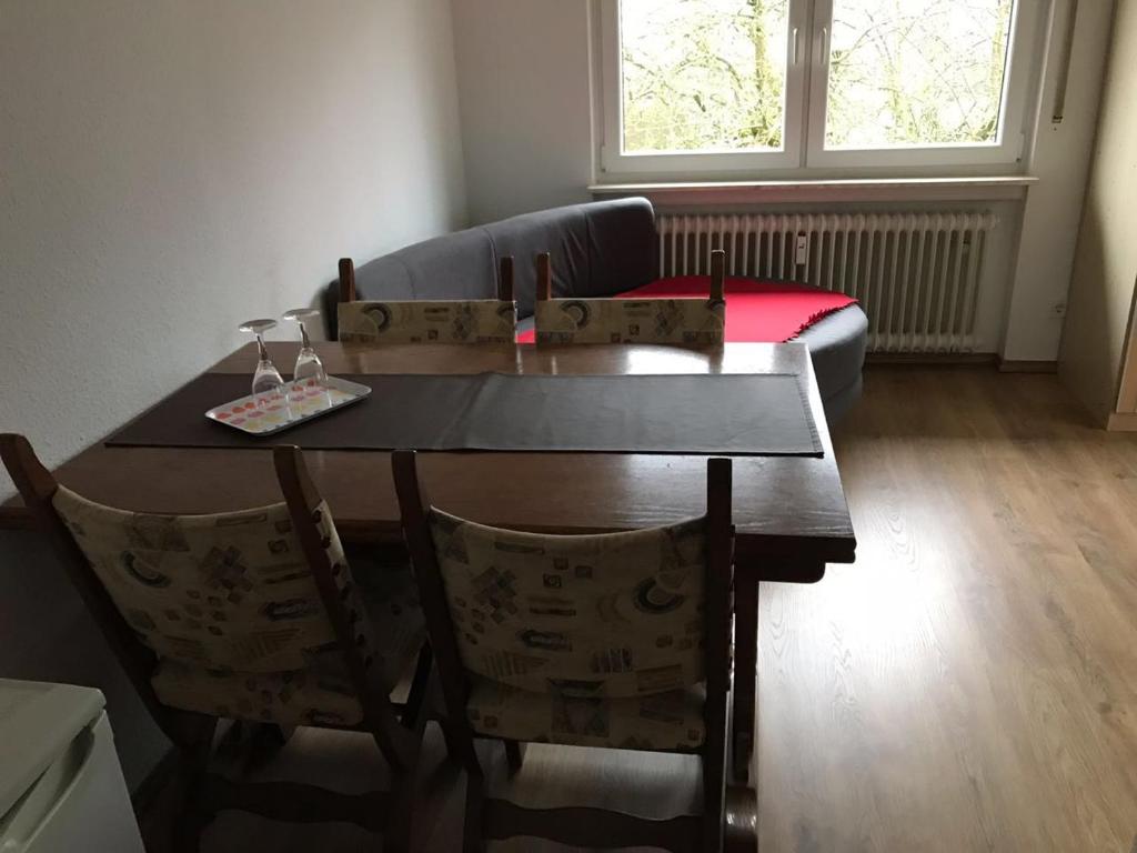 un tavolo da pranzo con sedie e un divano di Frankenstube a Eichelsdorf